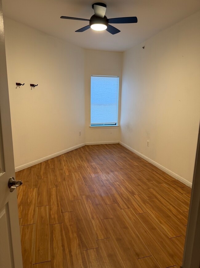 Building Photo - 2502 Leon St Unit 201