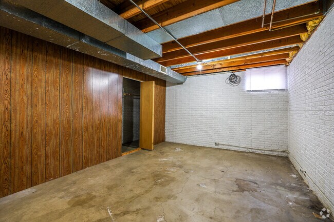 2BR, 1BR - 995 SF
