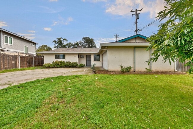 Photo - 2590 Cheryl Way