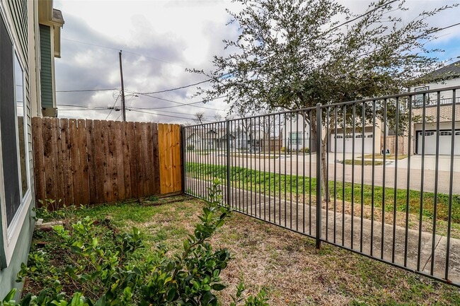 Photo - 2306 Wipprecht St