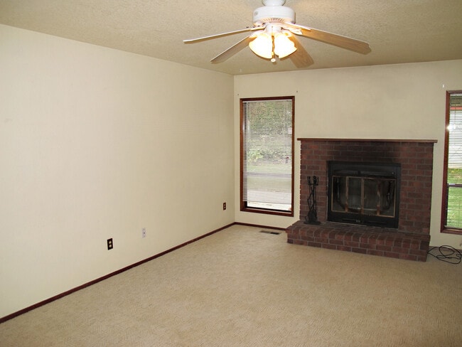 Photo - 601 NW Ensign Dr