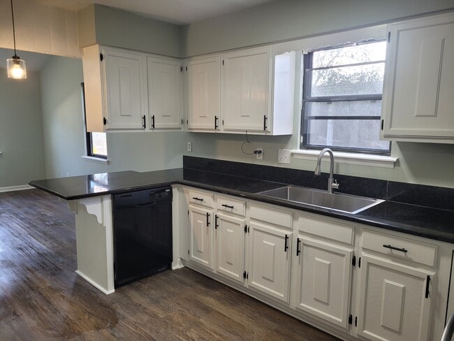 Photo - 8511 England St