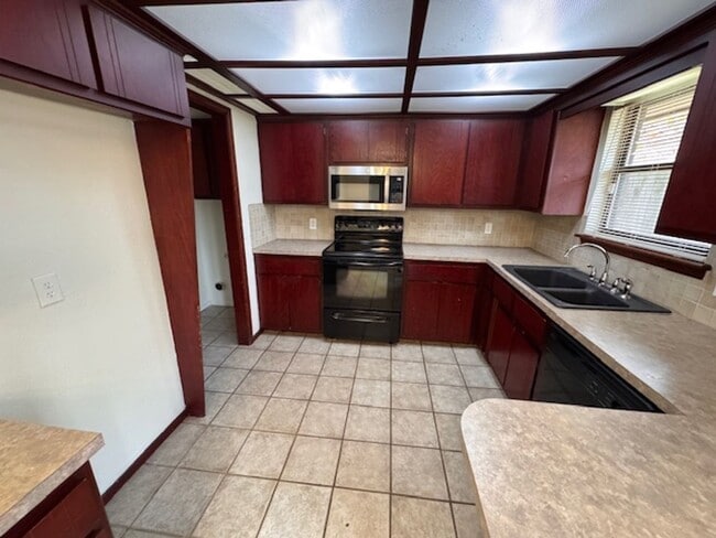 Photo - 3 bed, 2 bath ,fenced back yard in Moore Schools, ready for move in!