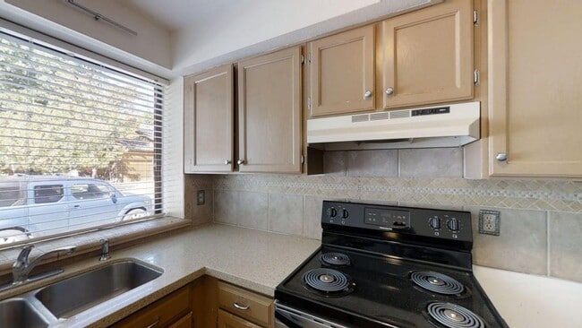 Building Photo - Spacious Willow Springs Townhome Near Trails, Shopping & Dining