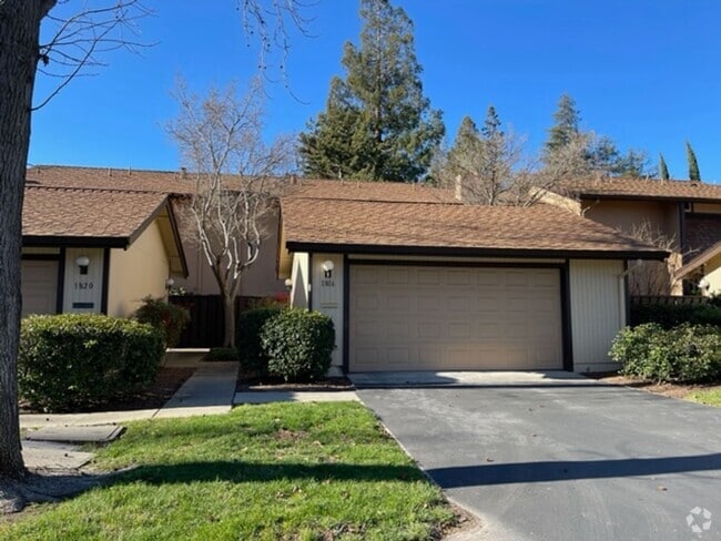 Building Photo - Updated 3 bedroom, 2.5 bath, 2 story townh... Rental