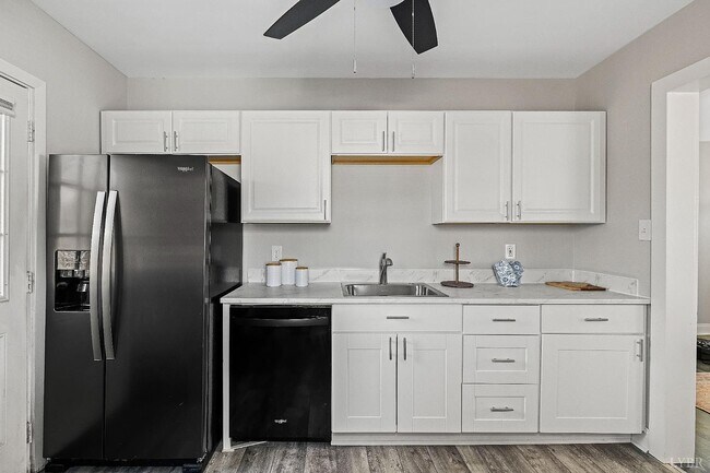 Photo - 825 Old Forest Rd