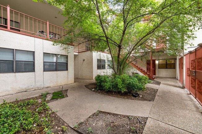Building Photo - 1/1 Apartment Walking Distance to UT Unit 302