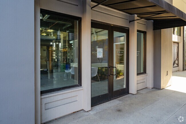 Entrada de tienda - Onyx Bldg 2