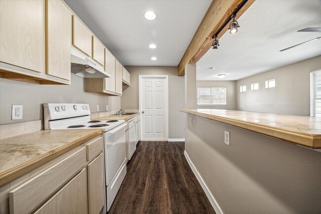 Photo - 831 W 25th St