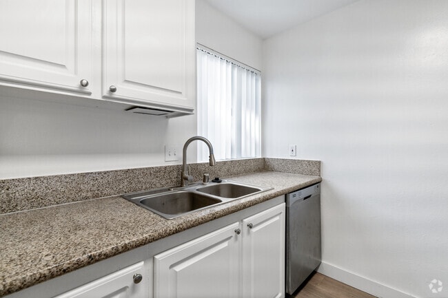 2BR, 1.5BA - 850SF - Kitchen