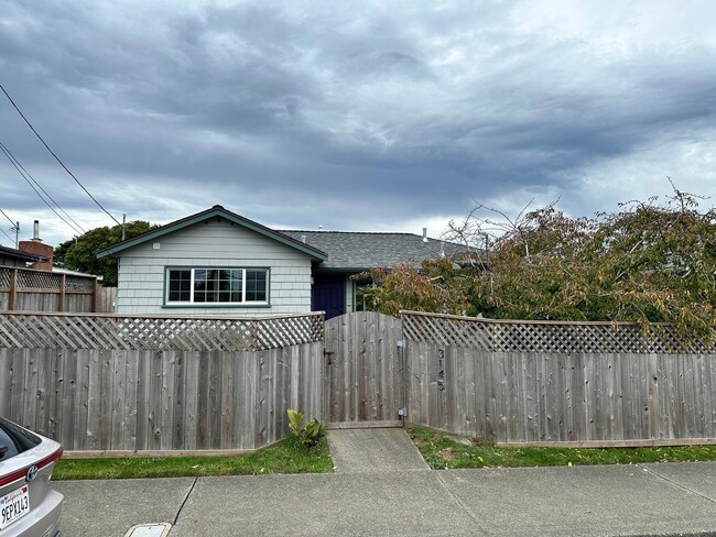 Building Photo - 2 Bedroom/ 1 Bath House in Eureka, Single ...