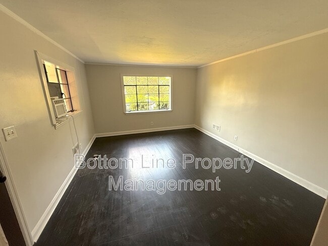 Photo - 1945 Woodcrest Ave