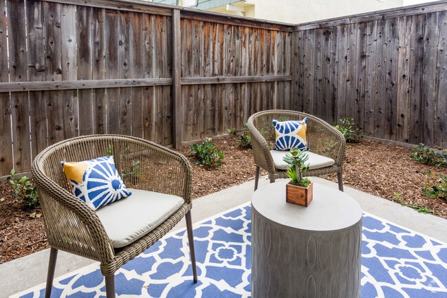2BR, 1.5BA - 934 SF