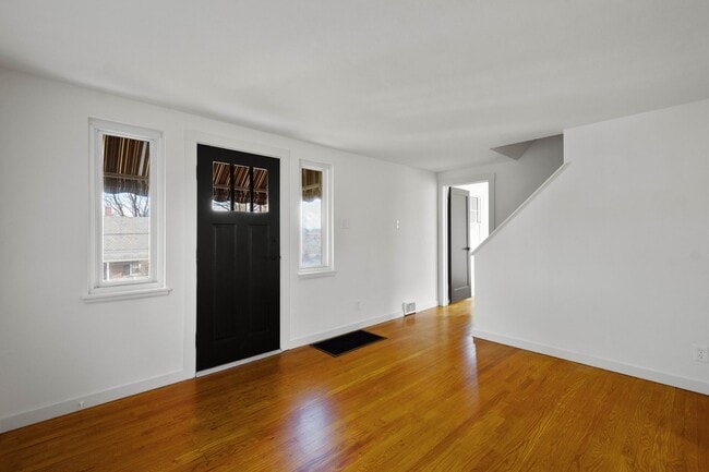 Photo - Move in TODAY! Check out this beautifully RENOVATED 3 bedroom in CHURCHILL!
