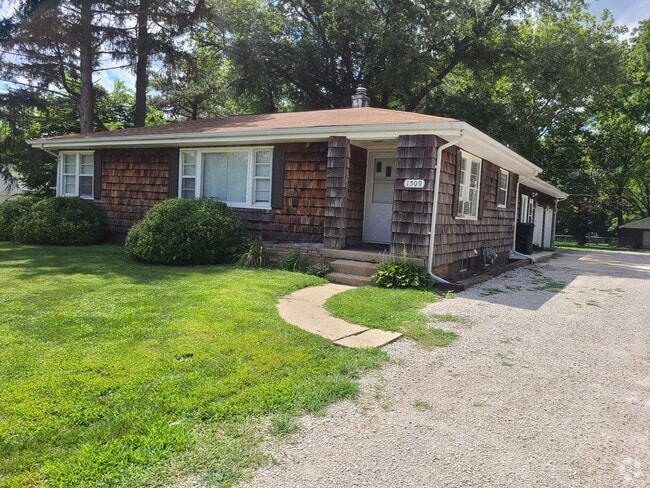 Building Photo - 3 Bedroom House in Normal
