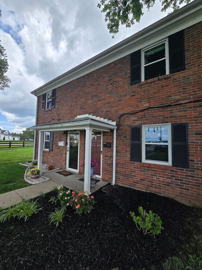 Building Photo - Fantastic 2 Bedrooms, 1.5 Baths, Townhouse, Close to St. Matthews and Bowman Field!