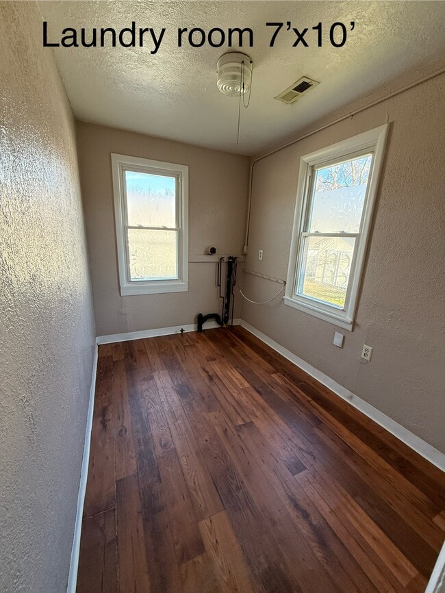 Utility room with laundry hookups - 7'x10' - 821 S Saville Ave