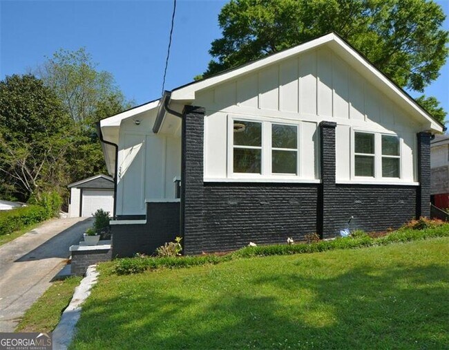 Building Photo - 2203 Wingate St SW Rental