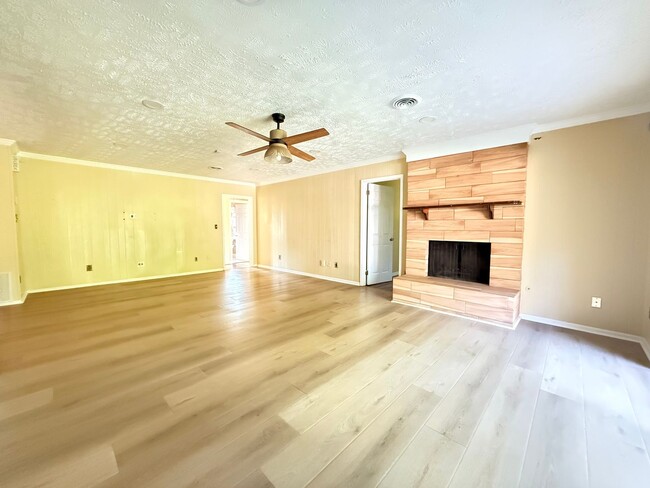 Photo - 4 Bed / 2 Bath Spacious Home – Perfect for Families or Roommates