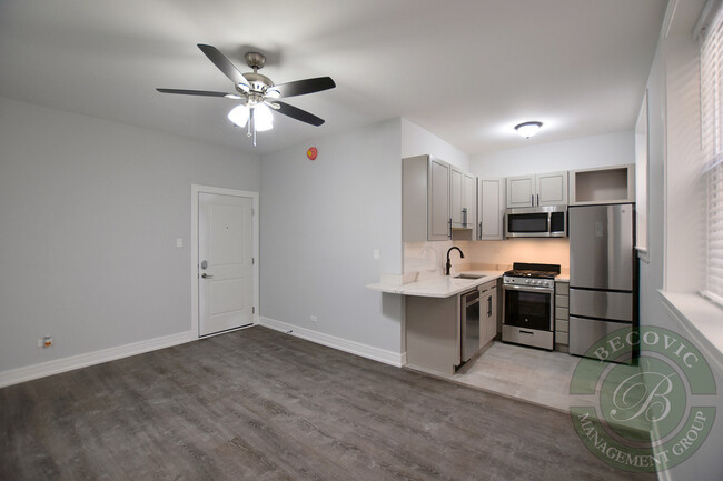 Photo - 1517 W Sherwin Ave Apartments