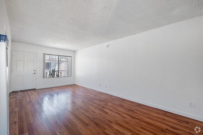 1BR, 1BA - 550SF - Living Room