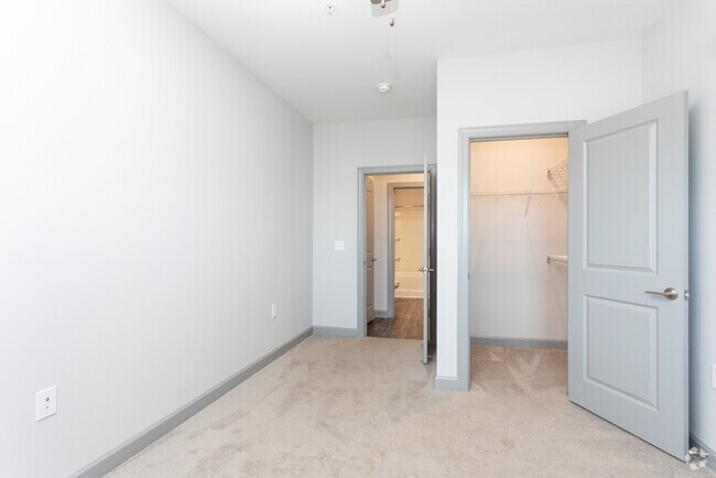 2BR, 2BA - 1043SF - Bedroom