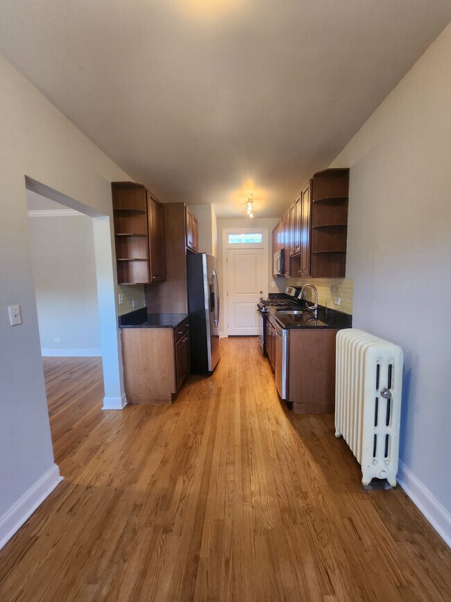 736 W Addison St Unit 1