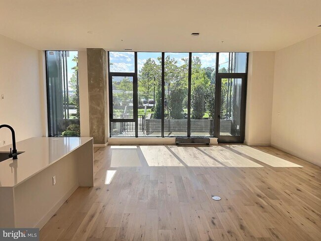 Building Photo - 3130 Potomac Ave Unit TH3