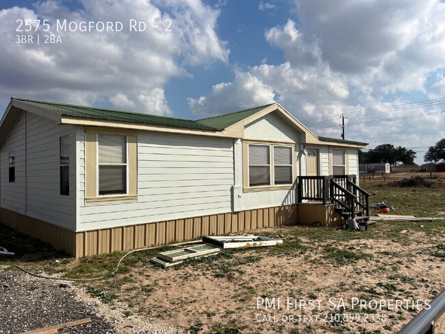 Building Photo - 2575 Mogford Rd Unit 2