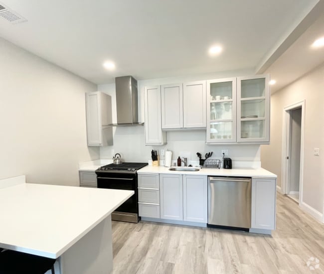 Building Photo - 23 Newport St Unit 2 Rental