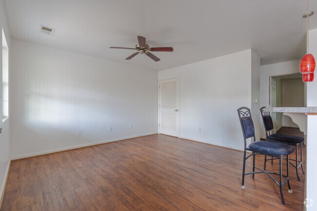 2BR, 1BA - 926SF - Living Room