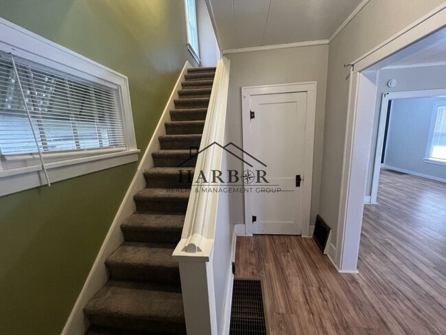 Photo - 405 1st St SW