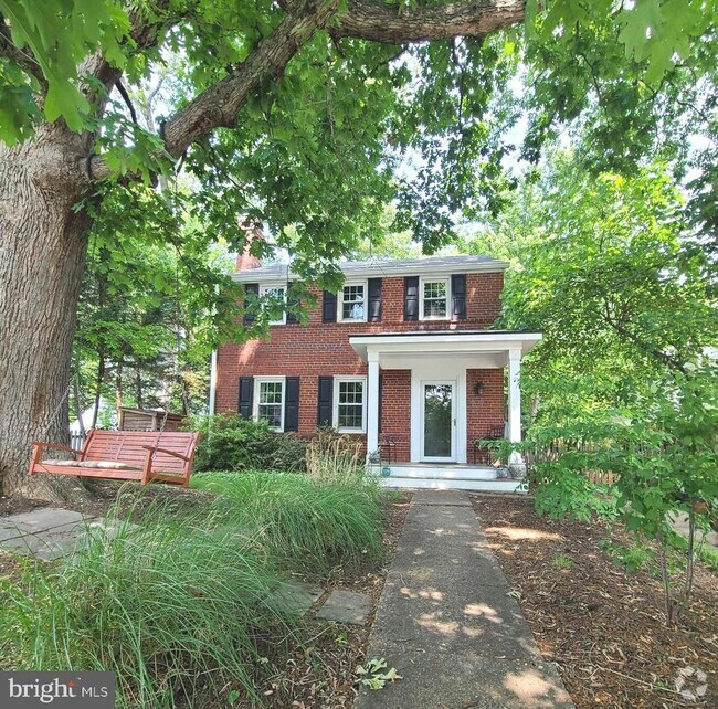 Building Photo - 855 N Larrimore St Rental