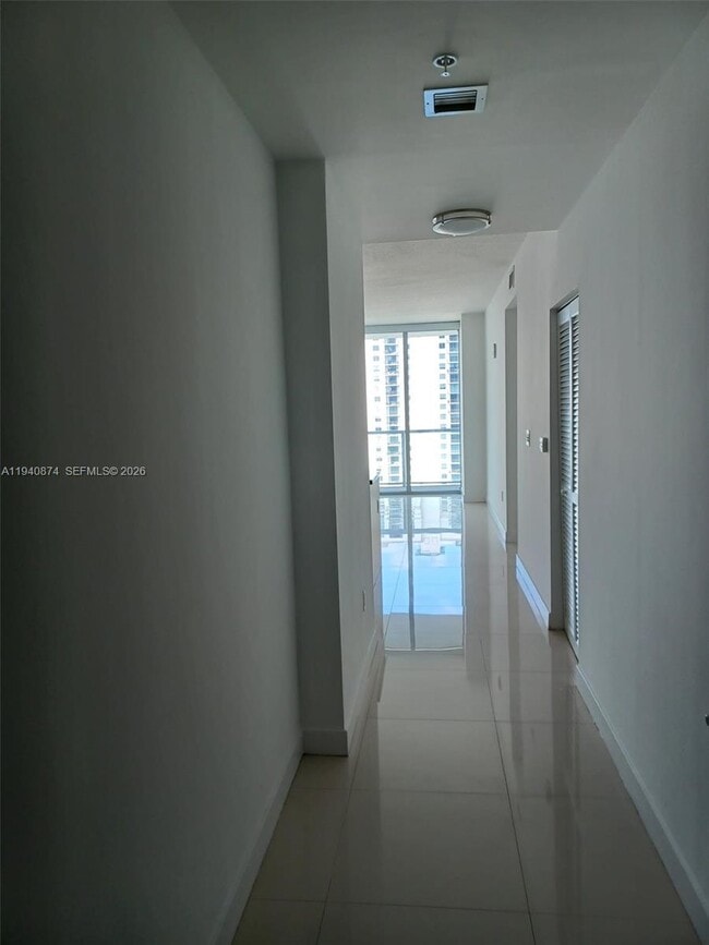 Building Photo - 79 SW 12th St Unit 2610-S