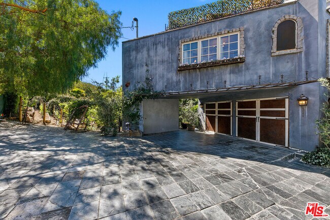 2851 Seabreeze Dr
