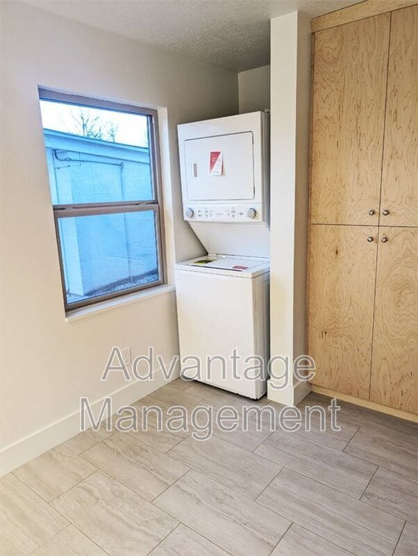 Photo - 467 E Elm St