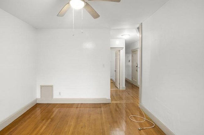 Living Room Facing the Entrance. - 24 Sidlaw Rd Unit 8
