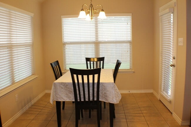 Building Photo - 1614 Westfield way