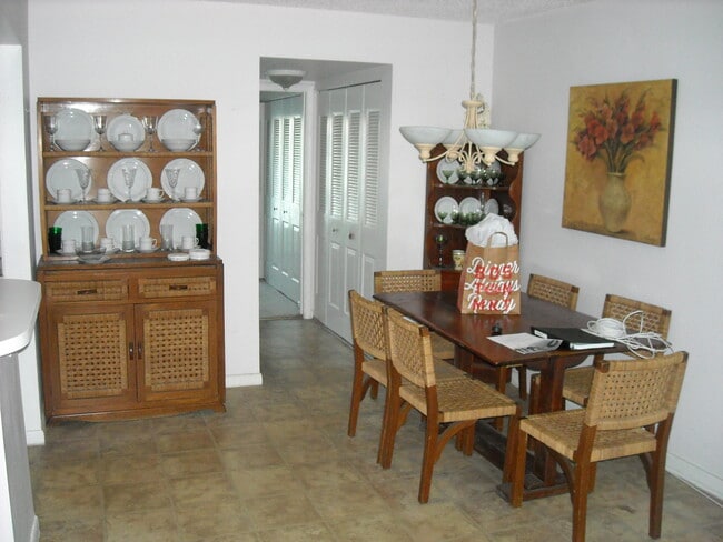 Photo - 358 Chatham R