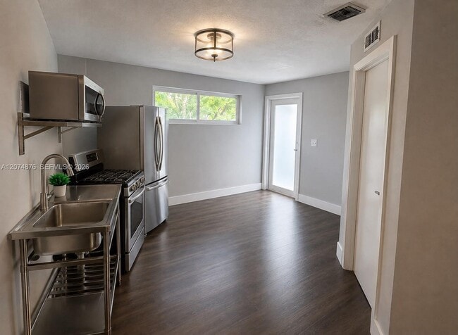 Photo - 586 NW 48th St Unidad 1