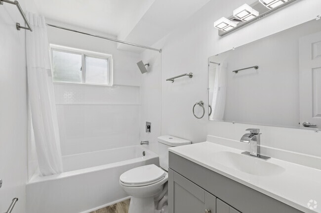 1BR, 1BA - 600SF - Bathroom