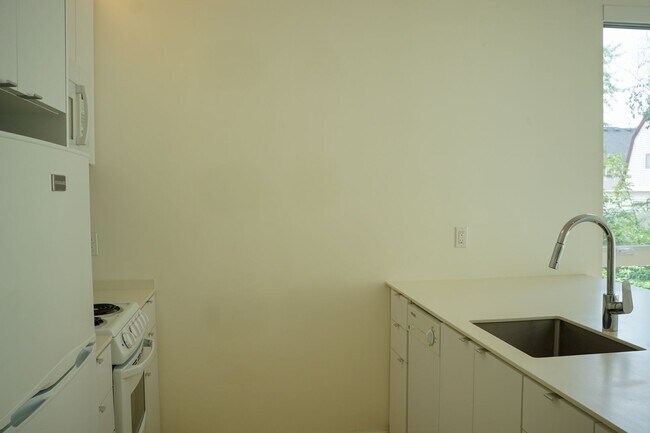 Photo - Modern 2nd Floor Corner Studio with D/W & Washer/Dryer! Unit 204