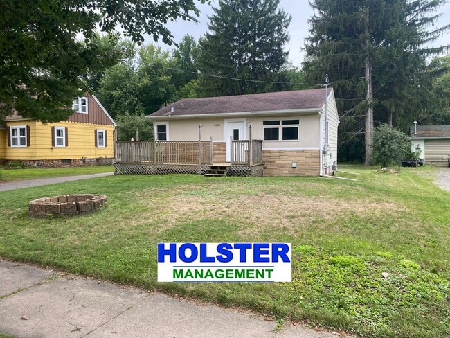 Updated 1-Bedroom House With Large Backyard - Updated 1-Bedroom House With Large Backyard