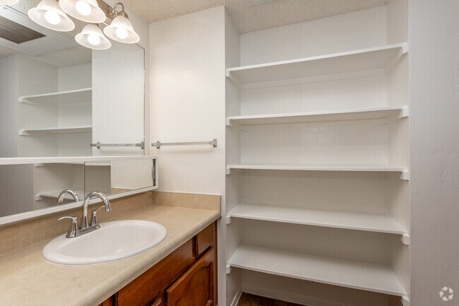 1BR, 1BA - 683 SF