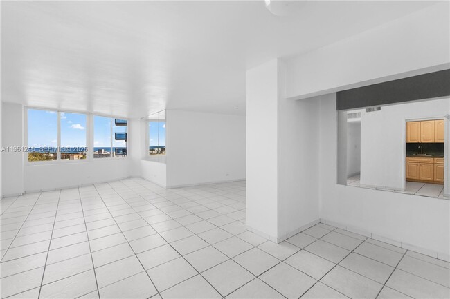 Building Photo - 7441 Wayne Ave Unit 11G