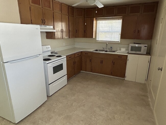 Photo - 740 Rougeot Pl
