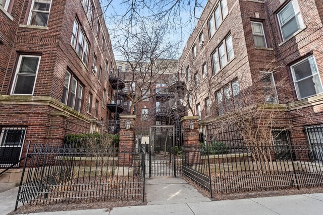 Building Photo - 3648 N Pine Grove Ave Unit G