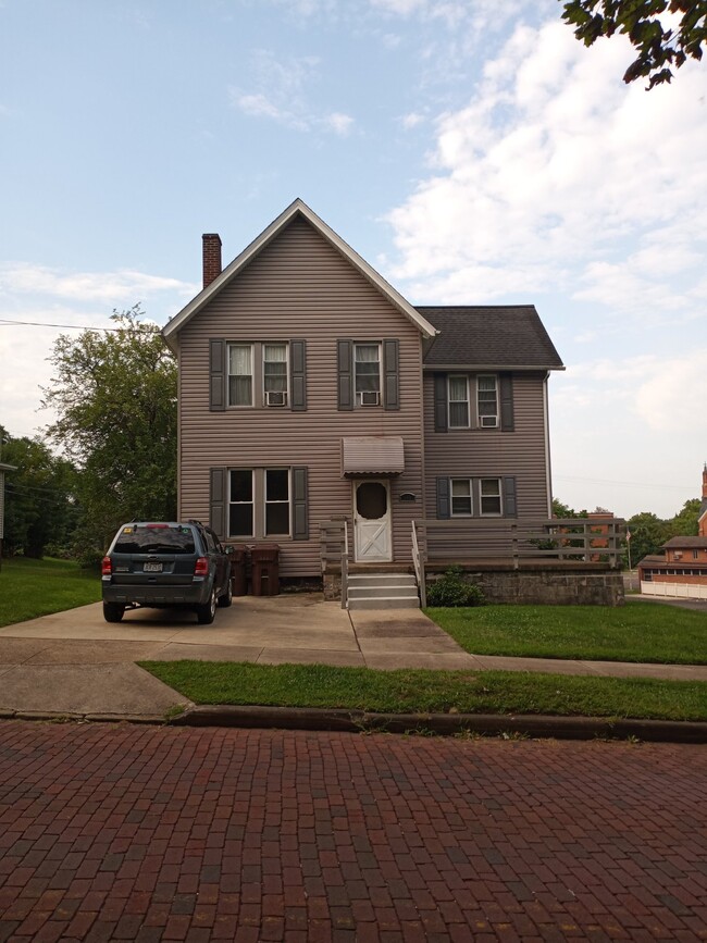 Building Photo - 445 Oak Ave SE Unit D