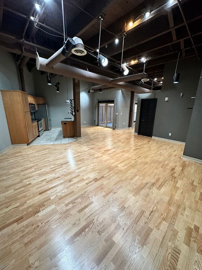 Photo - Modern Comfort & Downtown Convenience – 1 ... Unidad 305