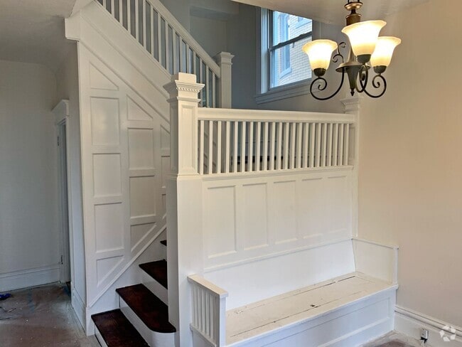 Building Photo - Huge fully renovated 4 bedroom/2.5 bath! M... Rental